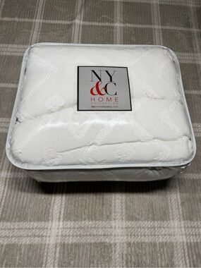 New York & Company White Quilted Comforter - Textured Pattern
